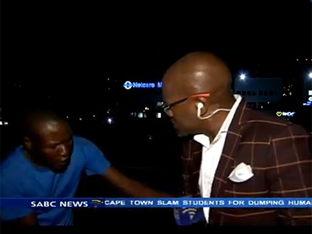 Репортера из ЮАР ограбили в прямом эфире - весь процесс засняли камеры 