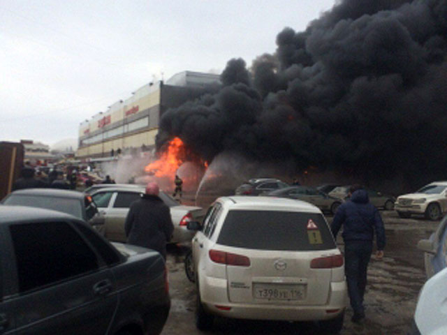 Одиннадцать человек пострадали во время пожара, разбушевавшегося в среду, 11 марта, в торговом центре "Адмирал" в Казани
