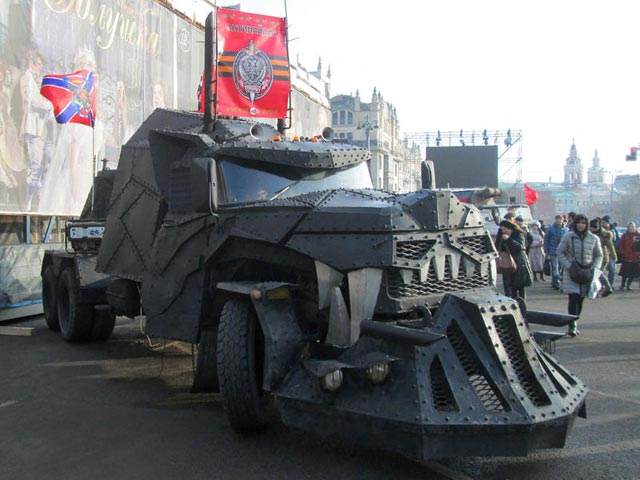 На недавнем митинге "Антимайдана" активисты демонстрировали боевые машины