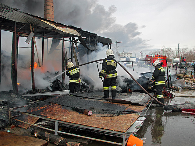 Число погибших при пожаре в торговом центре "Адмирал" в Казани увеличилось до пяти челове, пострадали 55 человек