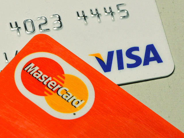 Начиная с января нынешнего года банки стали обращаться в международные платежные системы Visa и MasterCard с просьбой вернуть часть страховых депозитов в связи с обесценением рубля