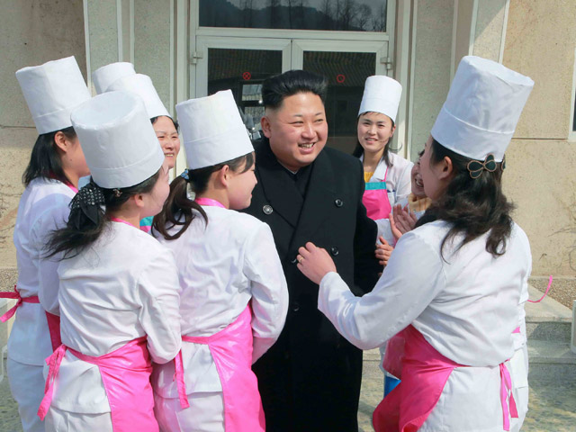 Лидер КНДР Ким Чен Ын взял с собой в служебную поездку на остров Синдо в Желтом море свою младшую сестру Ким Ё Чжон