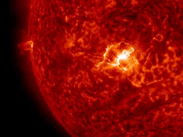 Вспышка на поверхности Солнца класса Х2.2 была зарегистрирована вечером 11 марта. Она вызвана группой пятен AR2297, которые находятся неподалеку от центра солнечного диска