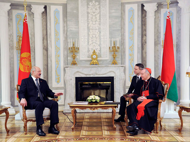 Президент Белоруссии Александр Лукашенко встретился в пятницу с государственным секретарем Ватикана кардиналом Пьетро Паролином, прибывшим в Минск с визитом