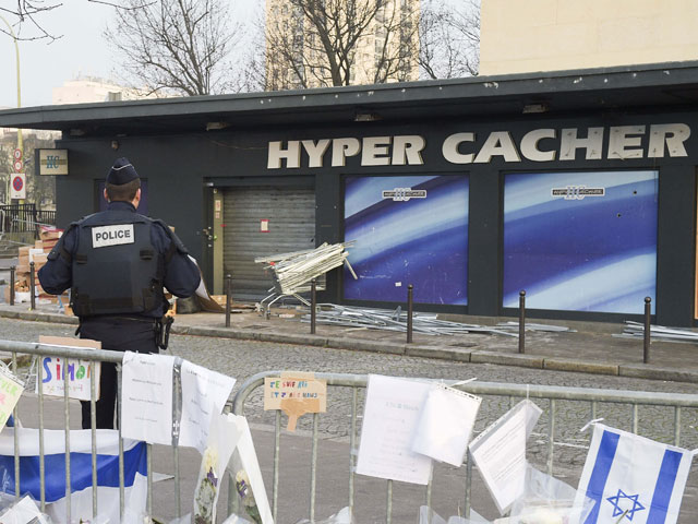 Во Франции предъявлены обвинения двум вероятным сообщникам террориста Амеди Кулибали, который в январе убил женщину-полицейского и захватил заложников в магазине кошерных продуктов на окраине Парижа