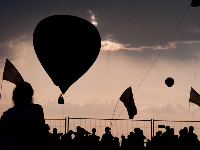 Зрители и воздушный шар на музыкальном фестивале "Нашествие" в Тверской области