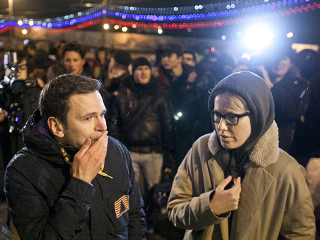 Оппозиционер Илья Яшин и телеведущая Ксения Собчак на месте убийства Бориса Немцова