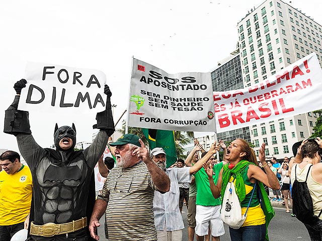 Более двух миллионов человек вышли на акции протеста против коррупции и правительства действующего президента Дилмы Руссеф в Бразилии в воскресенье, 15 марта