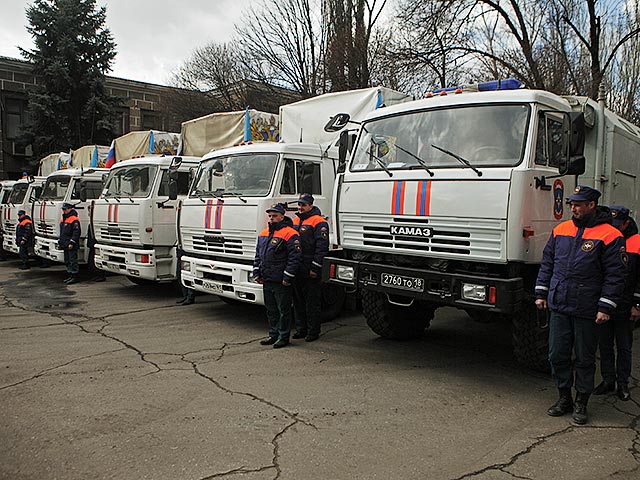 В Кемерово сотрудники правоохранительных органов перекрыли для автотранспорта проезд по центру города в связи с отправкой гуманитарной колонны на Донбасс