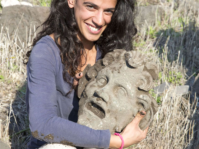 На севере Израиля археологи нашли бронзовую маску древнегреческого бога Пана