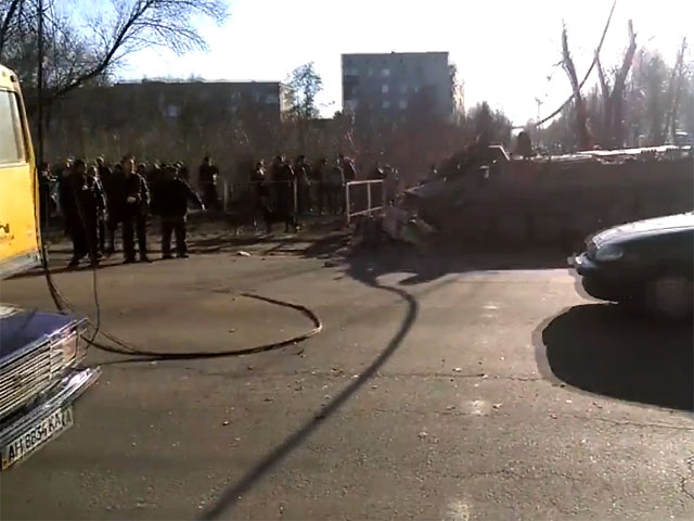 Жители города Константиковка Донецкой области, который находится под контролем киевских властей, взбунтовались после того, как 16 марта восьмилетняя девочка погибла под гусеницами боевой машины десантной (БМД)