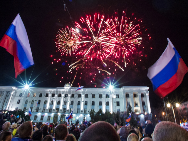 Салют в Симферополе по случаю празднования годовщины "Крымской весны"