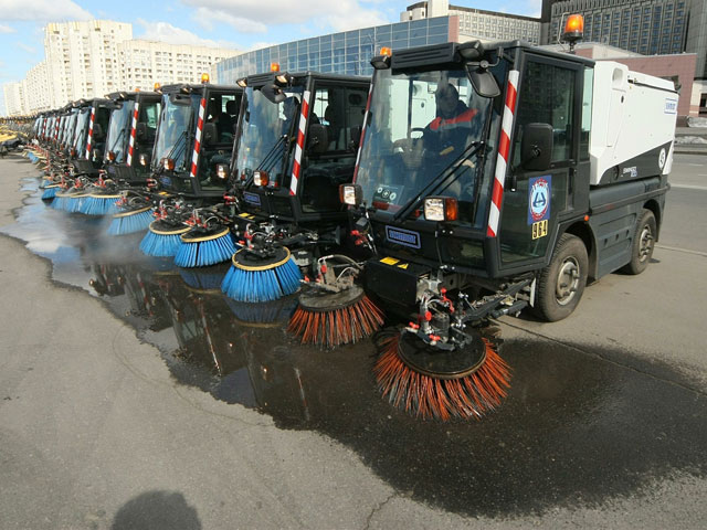 Неожиданно ранняя весна и дефицит дворников вызвали в Петербурге тучи пыли, на помощь отправляются пылесосы