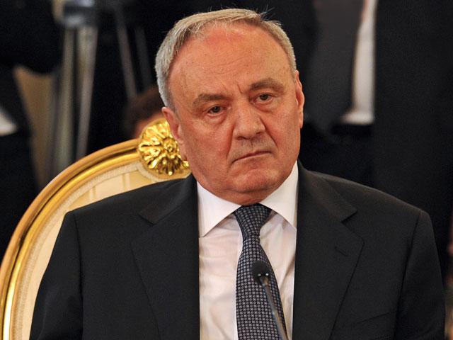 Президент Молдавии Николай Тимофти потребовал запретить въезд в страну для российских должностных лиц, которые ведут себя "неподобающим образом"