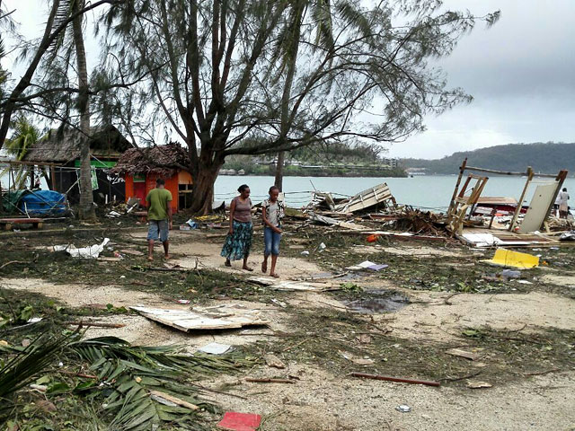 Жители острова Мосо, входящего в состав государства Вануату в Тихом океане, из-за разрушительного циклона вынуждены пить соленую воду