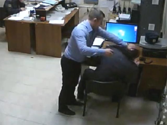 Снятое в Перми ВИДЕО, в котором "пьяный замначальник ОМВД" избивает коллег, привело к увольнению полицейского
