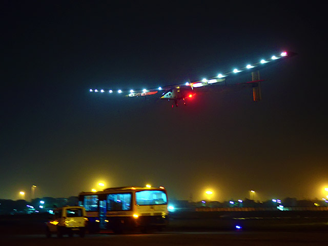 Самолет Solar Impulse 2, использующий для движения только энергию солнца, начал третий из двенадцати этапов кругосветного полета из индийского города Ахмадабад в Варанаси на северо-востоке страны