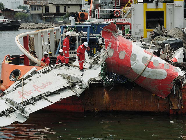 Спасательные операции по поиску тел погибших пассажиров, летевших из Индонезии в Сингапур (рейс QZ8501) лайнером A320-200 компании AirAsia, разбившимся 28 декабря 2014 года, завершены 17 марта