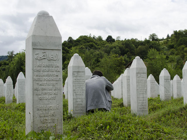 Международный трибунал по бывшей Югославии признал, что в 1995 году окрестностях Сребреницы под руководством генерала Ратко Младича было убито до 8000 тысяч человек из числа мирных боснийцев, мужчин и мальчиков, проживавших в Сребреницком анклаве