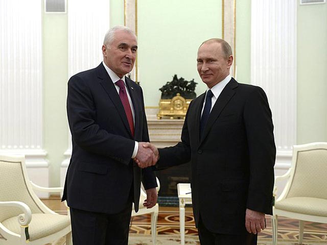 Владимир Путин и Леонид Тибилов
