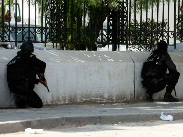 В Тунисе трое вооруженных боевиков, одетых в форму государственной армии, атаковали здание парламента. Затем они убили восемь человек. Полиция начала спецоперацию