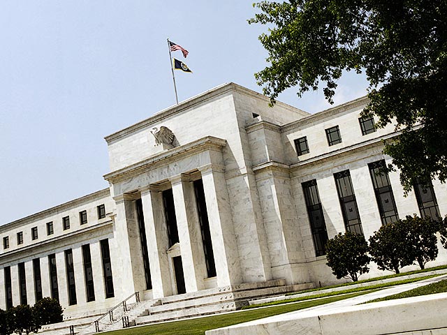 Комитет по открытым рынкам Федеральной резервной системы в среду по итогам очередного двухдневного заседания сохранил базовую процентную ставку на рекордно низком уровне 0-0,25% годовых