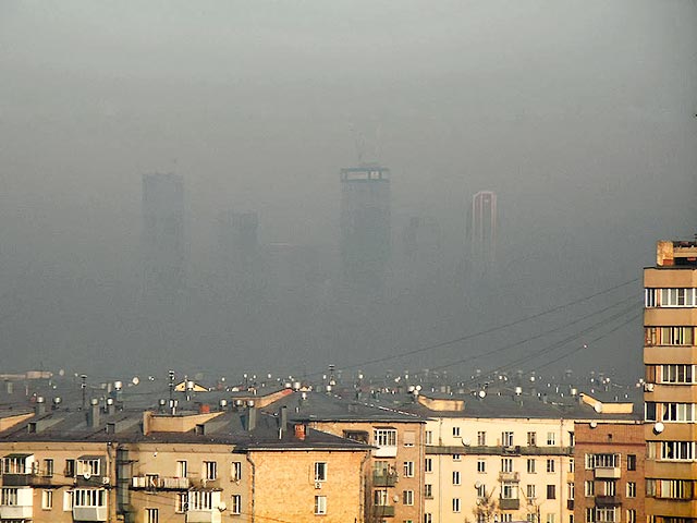 Приход весны обернулся для жителей Москвы неприятным сюрпризом. В некоторых районах столицы появился густой смог