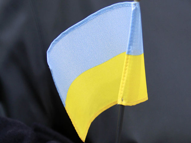 В Саратове школьницу вызвали на допрос в ФСБ за то, что она с друзьями пришла на митинг в честь присоединения Крыма к России с лентами цвета украинского флага