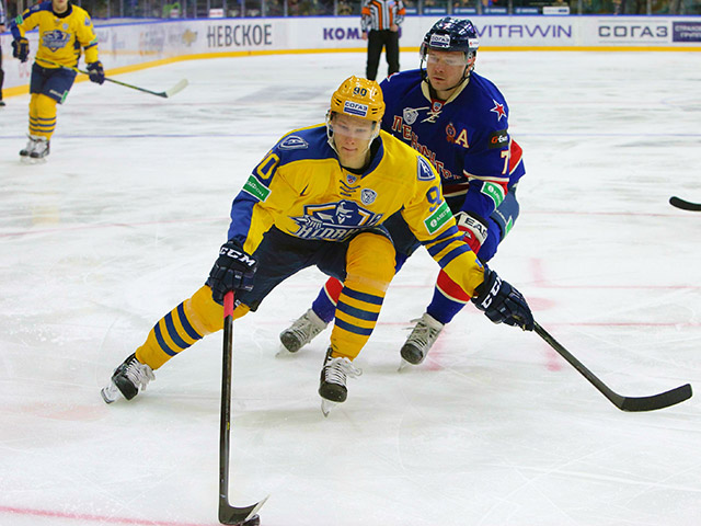 Клуб НХЛ "Торонто Мэйпл Лифс" объявил о подписании трехлетнего контракта с российским нападающим Никитой Сошниковым