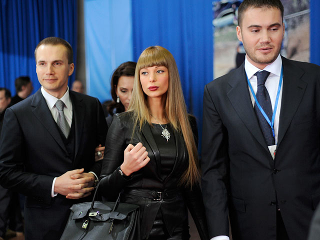Александр Янукович и Виктор Янукович-младший с женой