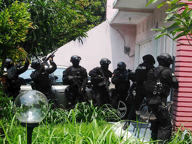 Антитеррористический отдел 88 и полиция Джакарты (столицы Индонезии) 21 марта задержали пять человек, подозреваемых в вербовке боевиков для "Исламского государства"
