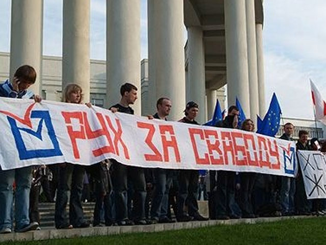 Белорусское оппозиционное движение "За Свободу" призывает правительство отказаться от трансляции в государственных учреждениях Белоруссии российских телеканалов