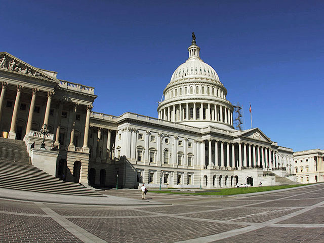 Палата представителей Конгресса США приняла резолюцию, в которой говорится о необходимости начать поставки боевого оружия украинским властям. За документ проголосовали 348 членов законодателей, 48 выступили против