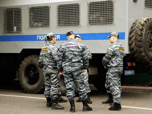Во Владивостоке в результате нападения на фургон с подследственным убит полицейский и ранен его коллега