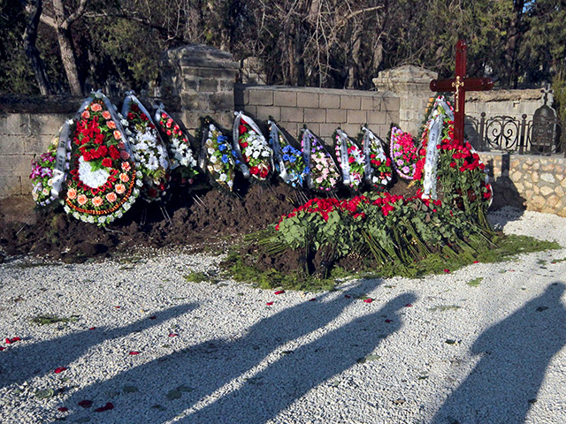 "Мы решили похоронить брата тут, потому что он очень любил Крым, а тем более Севастополь, и в Свято-Никольском храме он бывал не раз. Кроме того, на полуострове живет наша мать, и ей будет легче навещать здесь могилу брата", - рассказал Александр Янукович