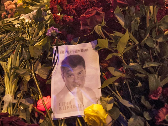 Активисты движения SERB осквернили место убийства оппозиционного политика Бориса Немцова в центре Москвы