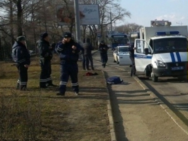 Инициативные жители Владивостока решили помочь полиции с розысками беглого заключенного Владимира Беспалова, который расстрелял двух полицейских, везших его в автозаке, и скрылся