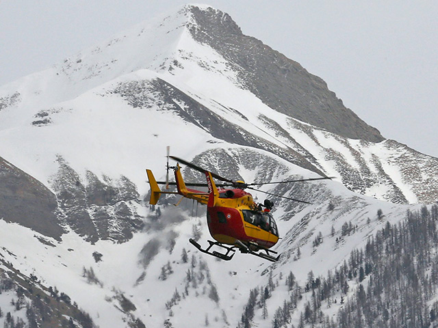Утром 25 марта возобновилась поисковая операция во французских Альпах на месте крушения самолета авиакомпании Germanwings, разбившегося накануне