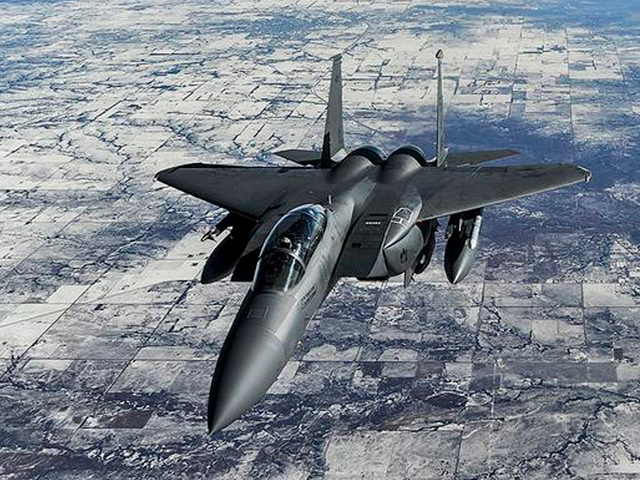 Американский истребитель-бомбардировщик F-15E Strike Eagle сбросил агитационные материалы на Ракку - сирийский город, провозглашенный террористами "Исламского государства" столицей "Всемирного халифата"