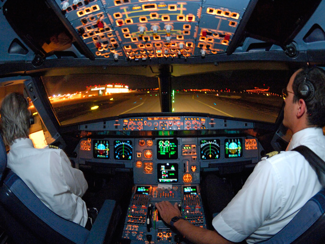 Авиакомпании должны повторно оценить риски безопасности, связанные с необходимостью кого-либо из членов экипажа покидать кабину пилотов из-за рабочей или физиологической потребности