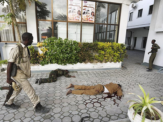 Число погибших в результате нападения исламистской группировки "Аш-Шабаб" на отель в столице Сомали Могадишо возросло до 15 человек, сообщает Reuters со ссылкой на местную полицию