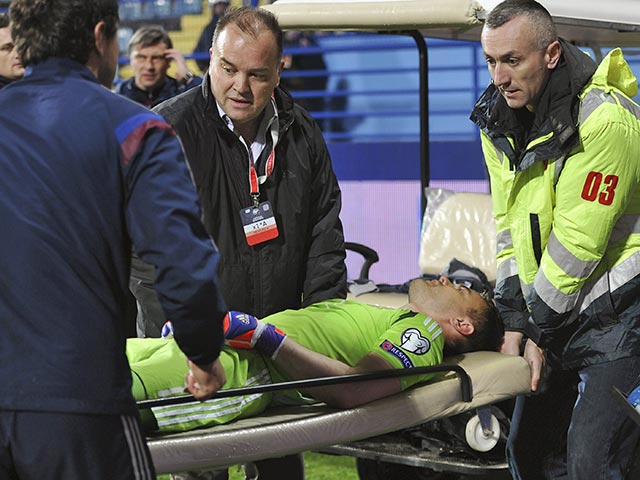 Вратарь пострадал от брошенного с трибуны файера во время отборочного матча Европы 2016 года по футболу против команды Черногории