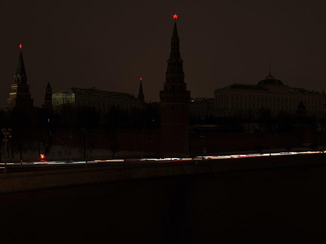 Московский Кремль, знаменитые высотки и знаковые здания столицы на час погрузились во тьму в поддержку экологической акции "Час Земли". Подсветку и рекламу на более чем 800 зданиях в столице отключили в 20:30 мск