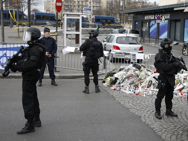 Кулибали в январе этого года убил женщину-полицейского и захватил заложников в магазине кошерных продуктов на окраине Парижа. Четверо заложников-евреев были убиты, позже при штурме Кулибали застрелили полицейские