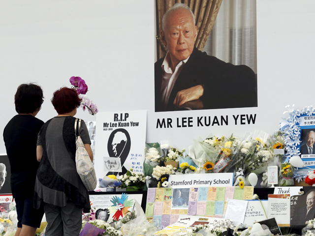 Сингапурцы провожают в последний путь гроб с телом первого премьер-министра страны Ли Куан Ю