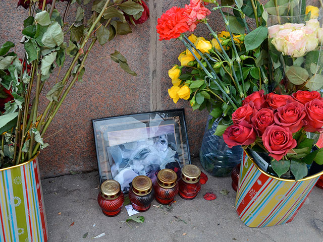 В мэрии Москвы заявили, что убирают с "Немцова моста" лишь увядшие цветы  