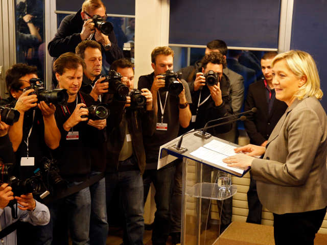 Лидер Национального фронта Марин Ле Пен поблагодарила избирателей за поддержку. По ее словам, возглавляемая ею партия "получит около 40% голосов".