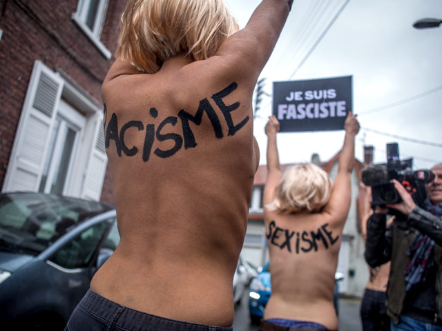 Активистки FEMEN оголились перед лидером "Национального фронта" Марин Ле Пен