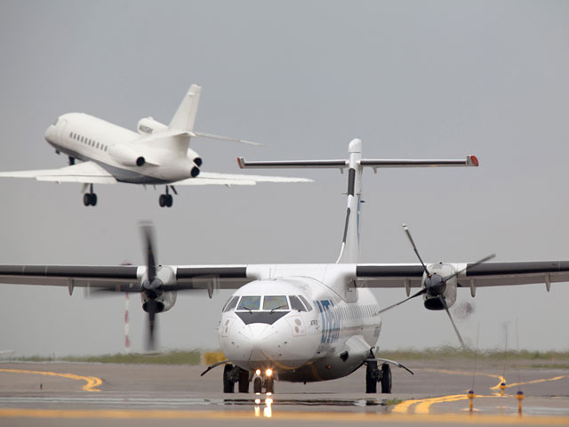 Самолет ATR-72 компании UTair, следовавший из Москвы в Курск, сдуло со взлетной полосы аэропорта при посадке в конечном пункте