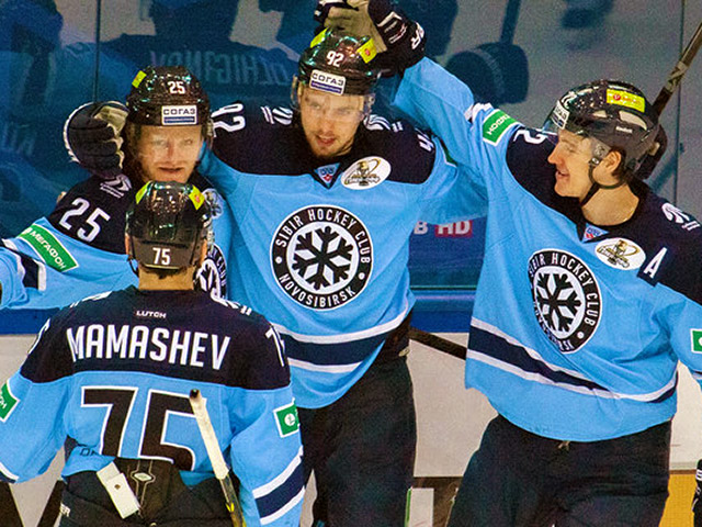 В третьем матче полуфинальной серии плей-офф Континентальной хоккейной лиги (КХЛ) в Новосибирске местная "Сибирь" взяла верх над казанским "Ак Барсом" со счетом 2:1